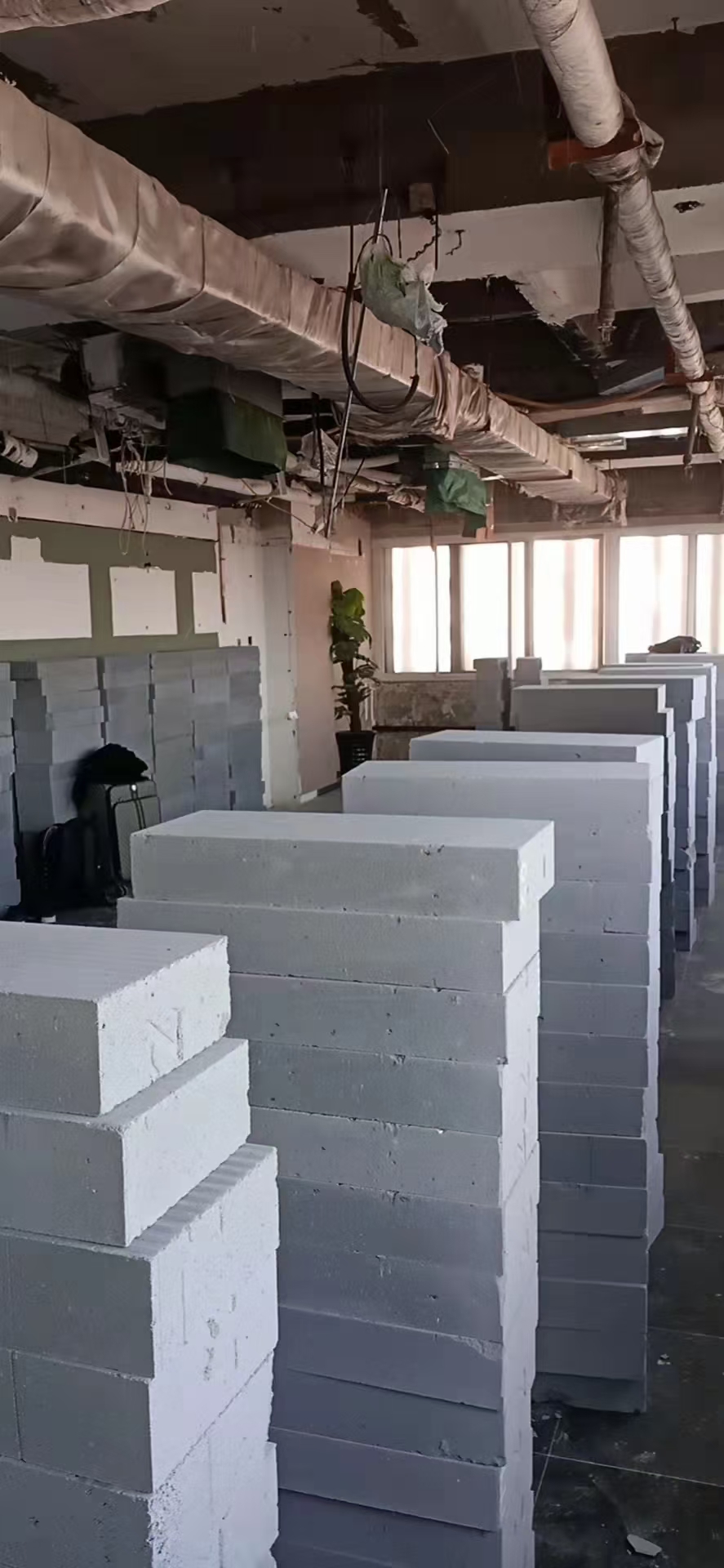 加气砖隔墙与墙体砌筑场景