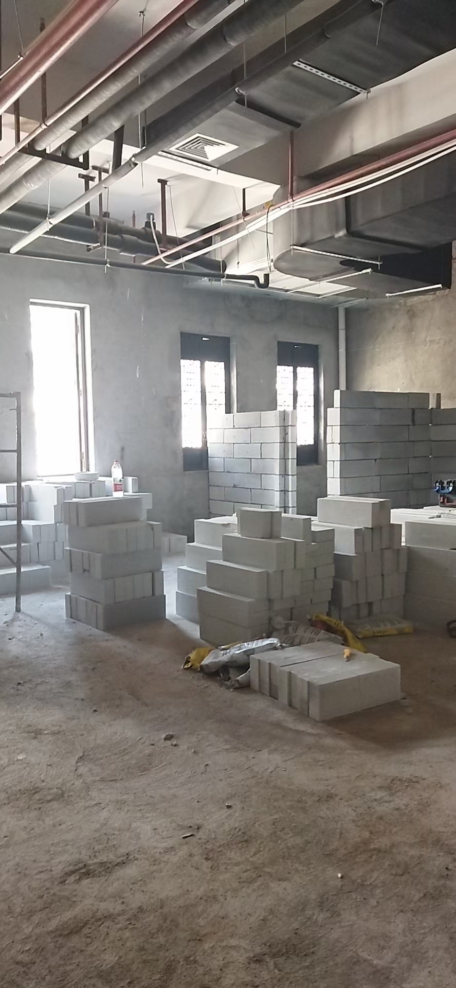 办公楼隔墙墙面施工场景
