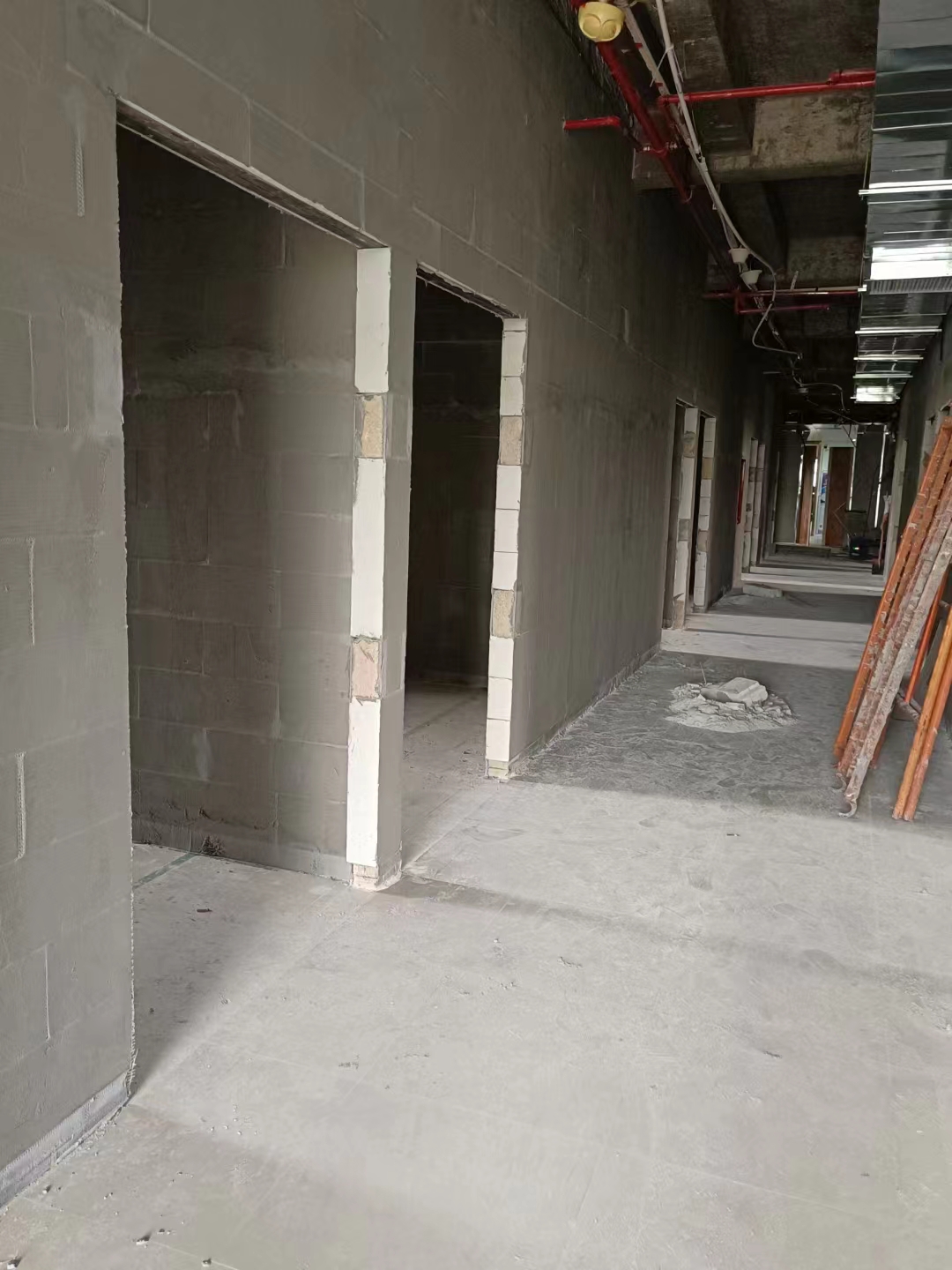 工地现场轻质砖隔墙施工场景